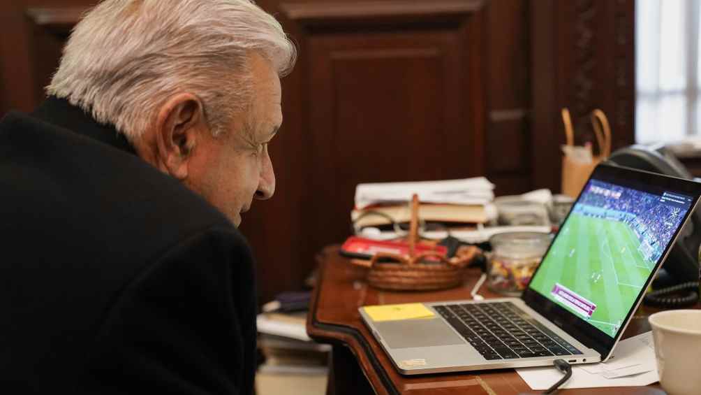 AMLO viendo el juego de México vs Polonia