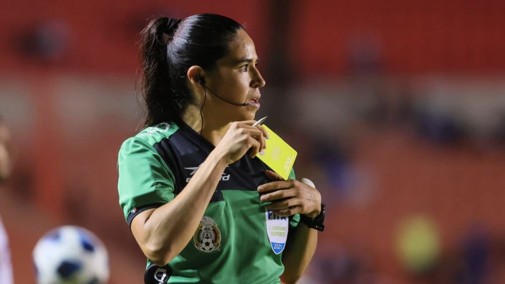 Karen Díaz como arbitra central en la Liga MX