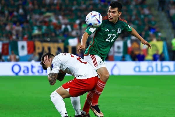 Chucky Lozano en disputa por el balón