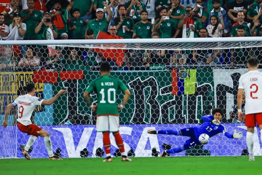 Robert Lewandowski falló el penal ante Guillermo Ochoa