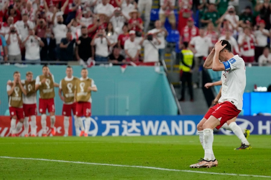 La reacción del polaco tras su falla en el Mundial de Qatar 2022.