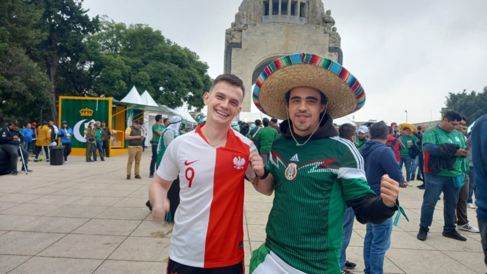 Aficionados en el Monumento a la Revolución