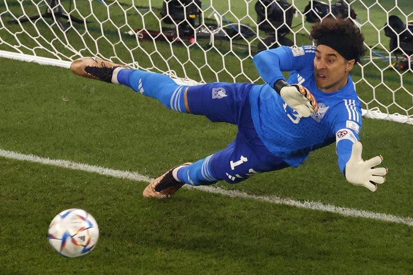 Memo Ochoa tras atajar el penalti de Lewa