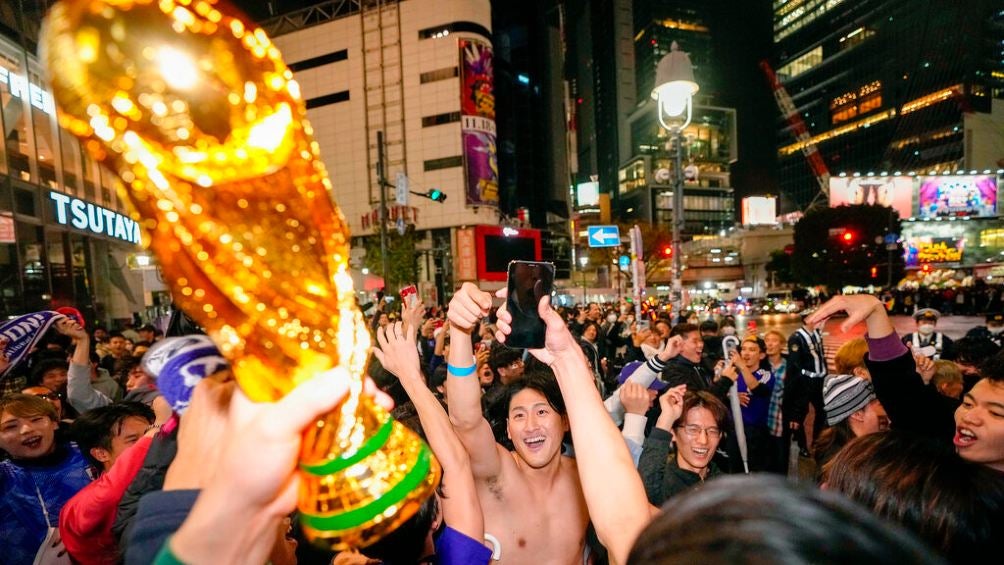 Aficionados japoneses esperan al semáforo rojo para celebrar