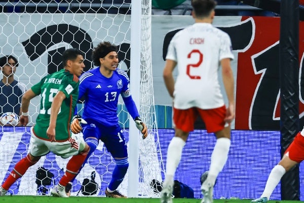 Memo Ochoa tras detener el gol de 'Lewa'