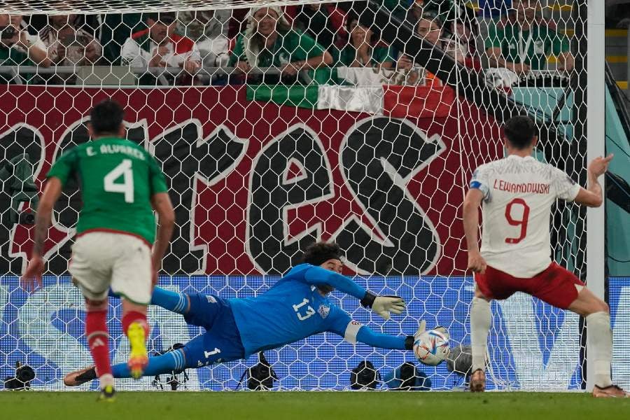 Ochoa atajando penal en Qatar 2022