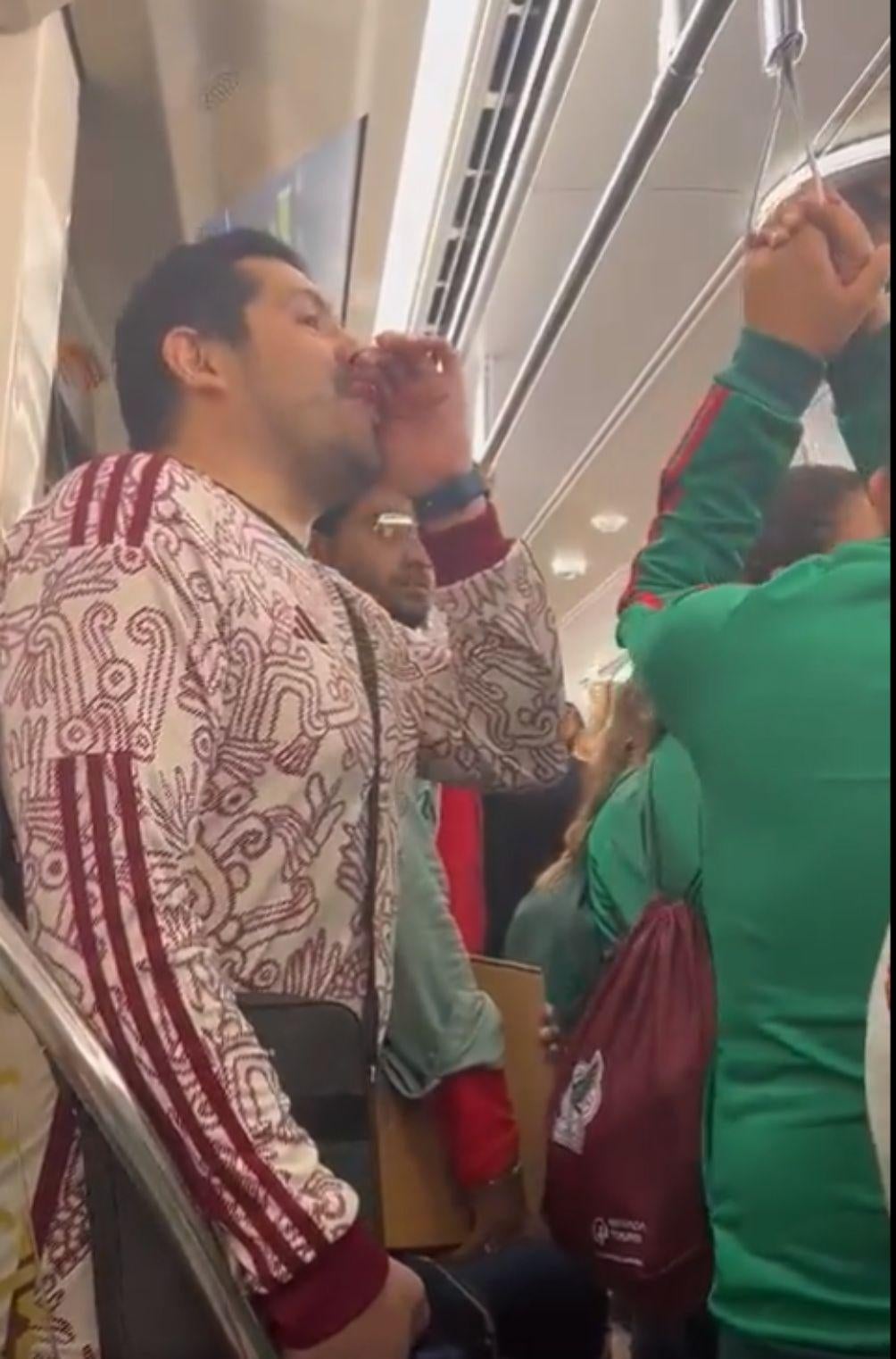 El aficionado dio su grito en pleno metro de Qatar