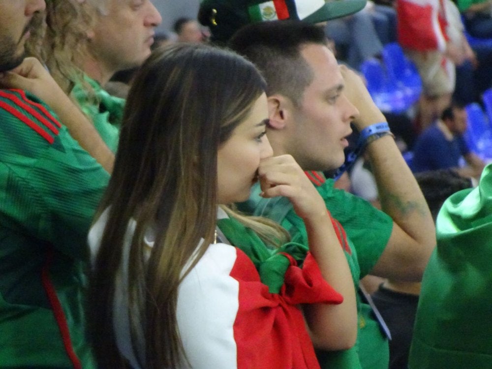 Mexicana nerviosa en el juego contra Polonia