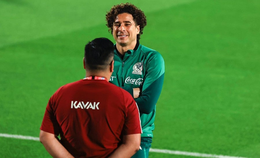 Ochoa, sonriente con el cuerpo técnico