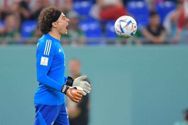 Guillermo Ochoa en acción con la Selección Mexicana en Qatar 2022