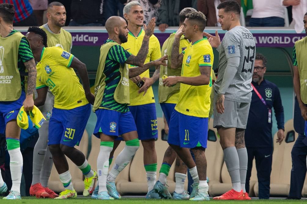 Dani Alves celebra la victoria de Brasil