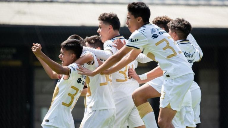 Jugadores de Pumas Sub 14 en festejo