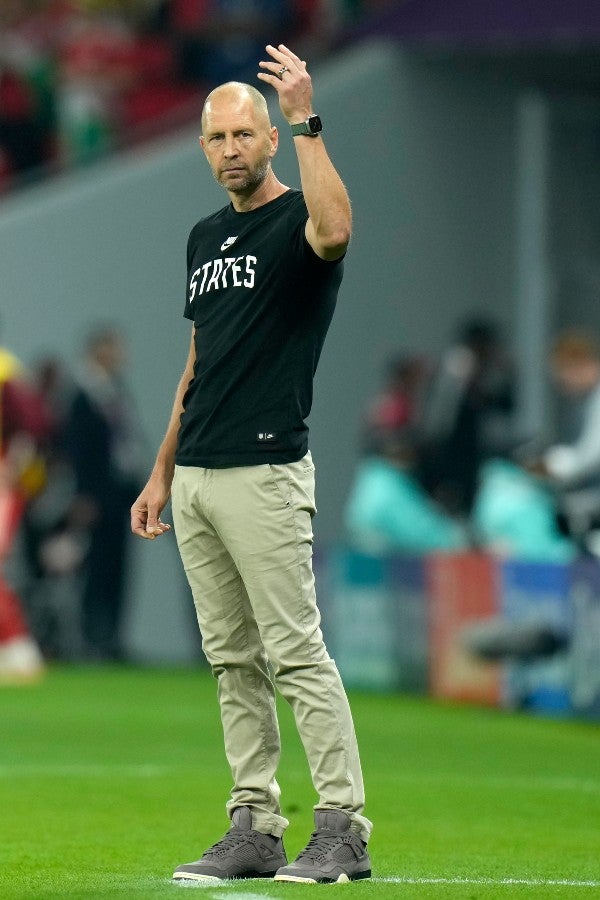 Gregg Berhalter usando los A Ma Maniére x Air Jordan 4 en color Violet Ore