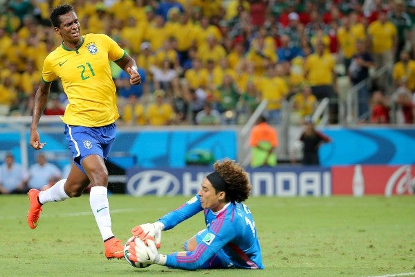 Guillermo Ochoa con México vs Brasil en la Copa del Mundo 2014