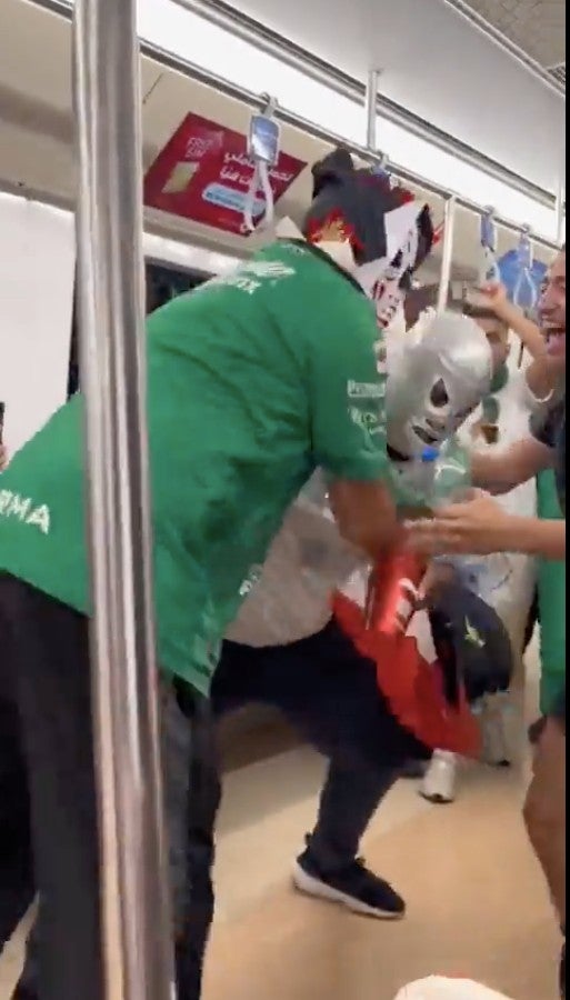 Así comenzaron la pelea los aficionados aztecas en el metro de Doha