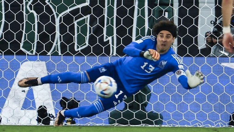 Ochoa parando el penal de Lewandowski