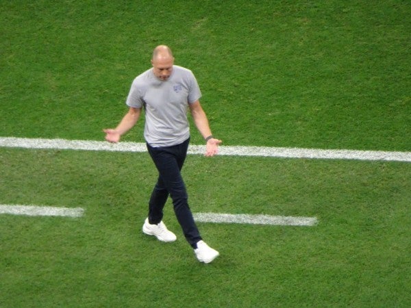 Gregg Berhalter usando los Supreme x Nike Air Max 98 en color blanco