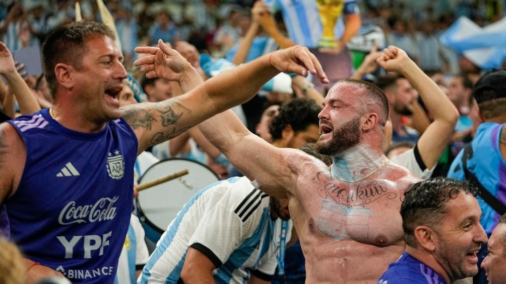 La afición argentina quiso quitar la bandera tricolor