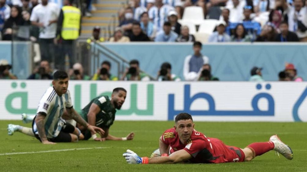 Martínez recibiendo un gol ante Arabia