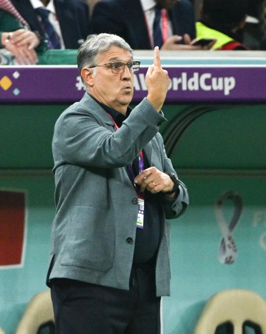 Tata Martino dando indicaciones en el juego contra Argentina