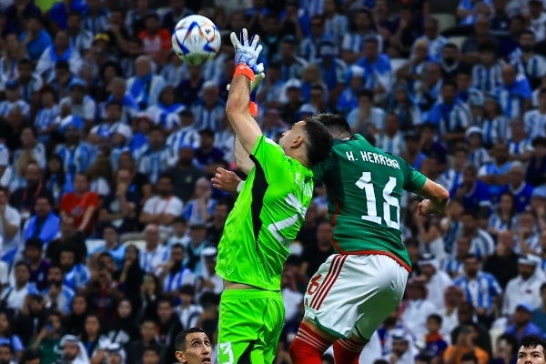 Dibu disputando el balón por el aire 