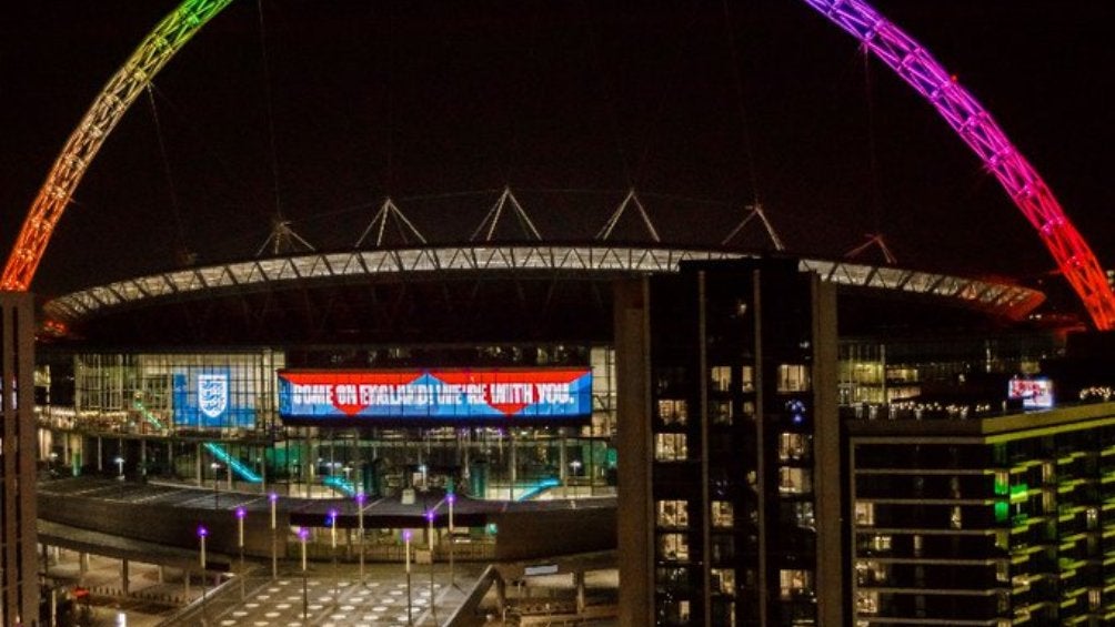 Estadio de Wembley con los colores LGBT