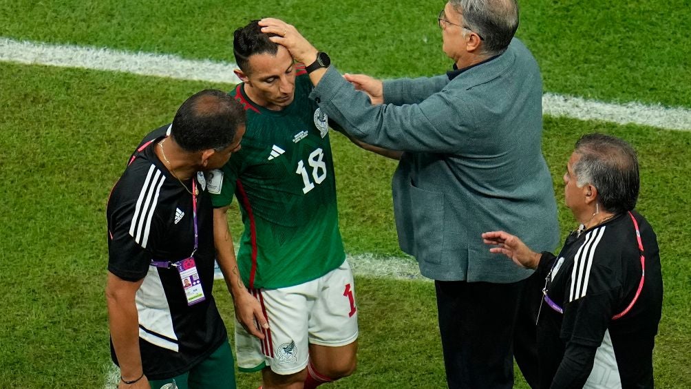 Andrés Guardado es abrazado por Martino