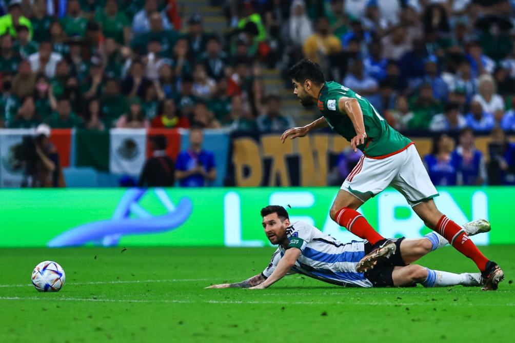 Néstor Araujo le quita el balón a Lionel Messi