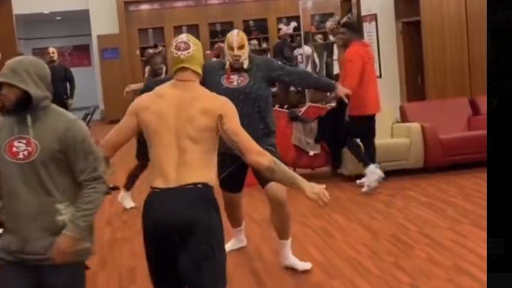 NFL: Jugadores de 49ers hacen show de Lucha Libre en vestidores