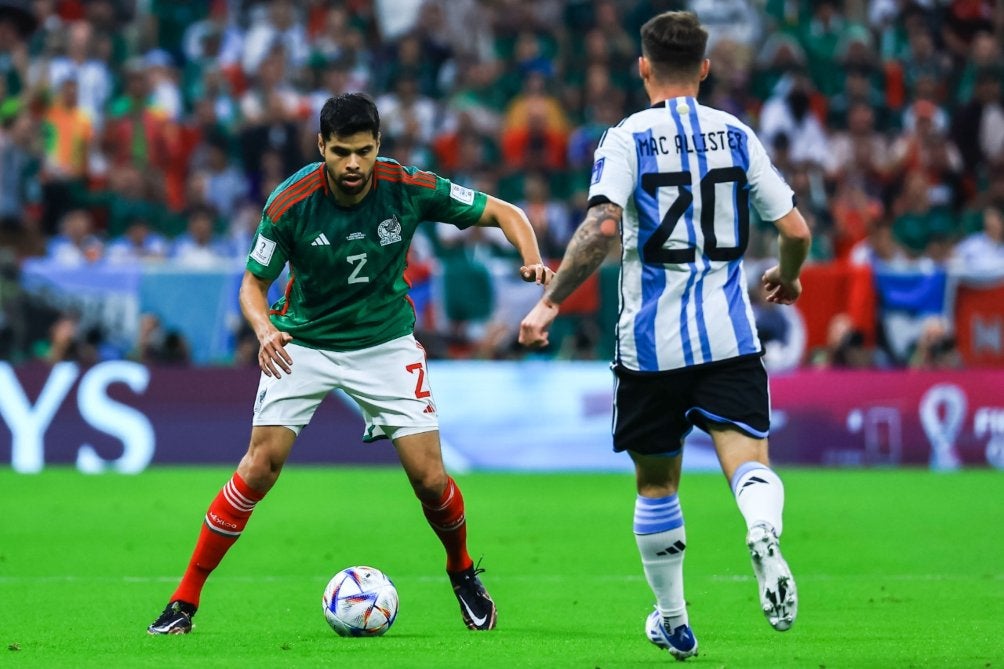 Néstor Araujo en la derrota de México contra Argentina 