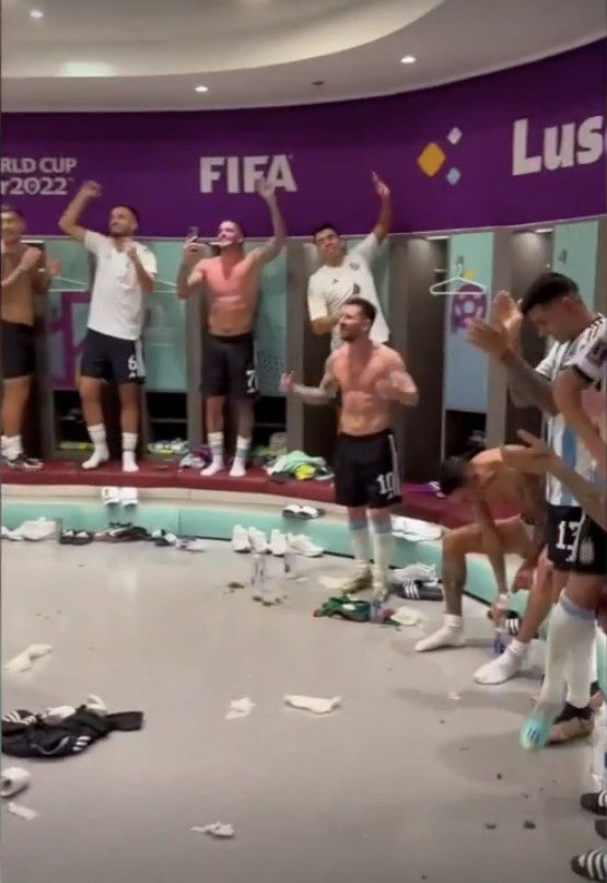 Los argentinos celebrando en el vestidor