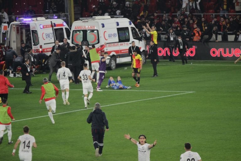 La violencia se hizo presente en el futbol turco