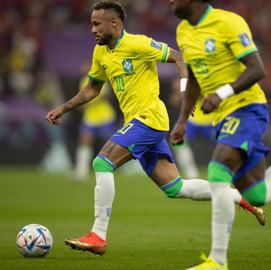 Neymar con el balón en qatar