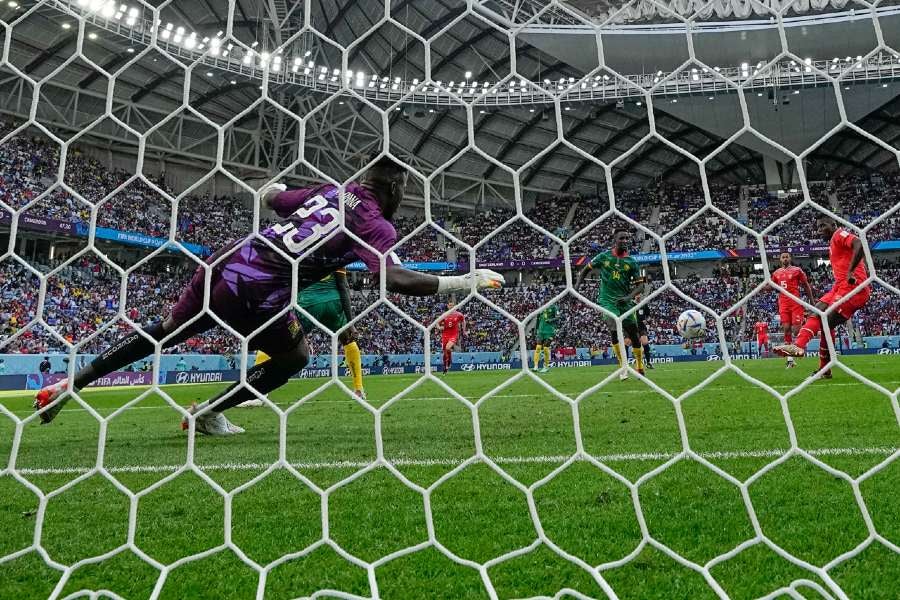 Camerún recibiendo gol contra Suiza 