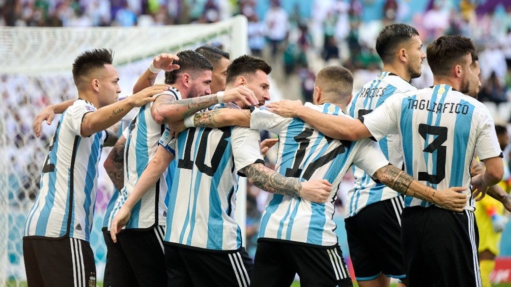 Jugadores de Argentina celebran un gol