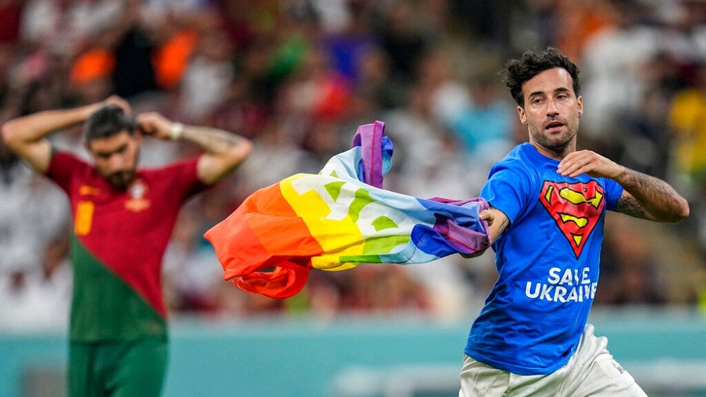 Aficionado ingresó a la cancha en el Uruguay vs Portugal para protestar a favor de la comunidad LGBTQ+