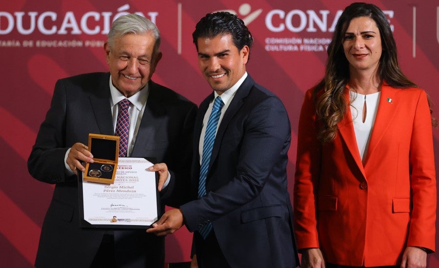 Antonio Pérez, hermano de Checo, recibió el reconocimiento de manos del Presidente