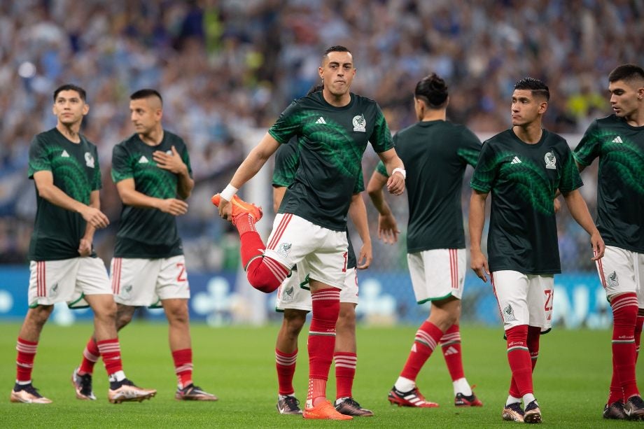 Rogelio Funes Mori en el calentamiento ante Argentina