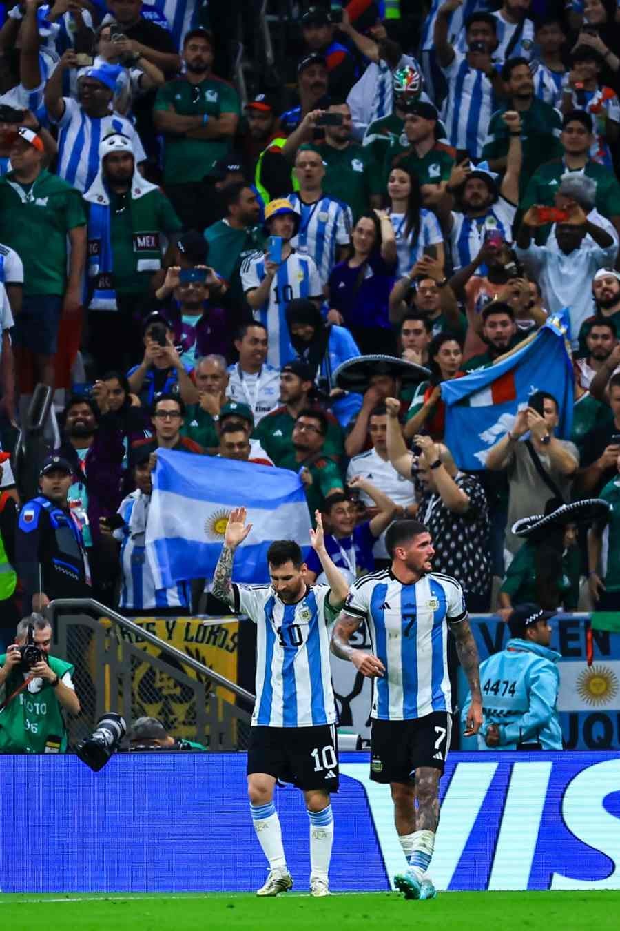 Messi celebrando gol ante México