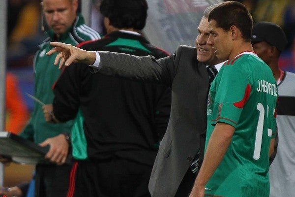 Aguirre y Chicharito en Sudáfrica 2010 durante juego ante Uruguay