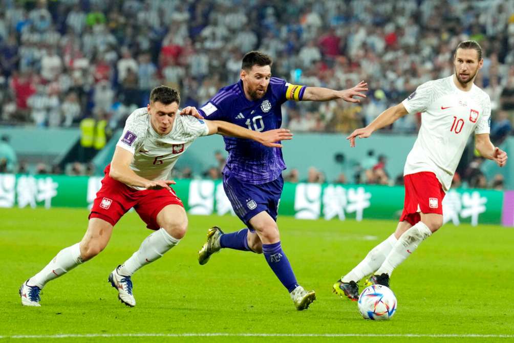 Lionel Messi pelea por el balón contra Polonia