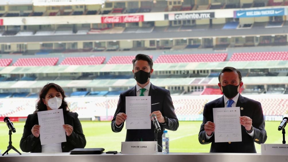 Yon de Luisa y Mikel Arriola en un evento en el Estadio Azteca