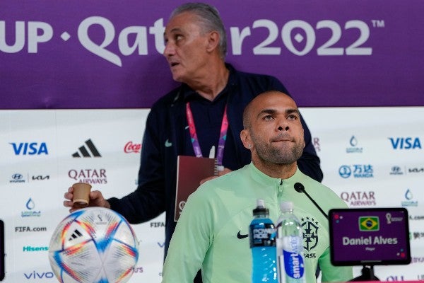 Dani Alves y Tite con Brasil en Qatar 2022