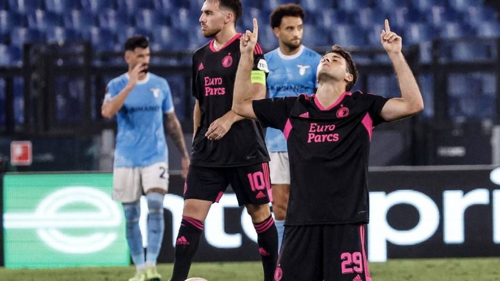 Giménez celebra gol con Feyenoord