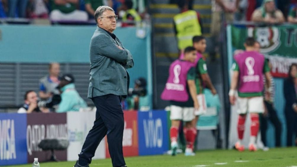 Martino dirigiendo a la Selección Mayor