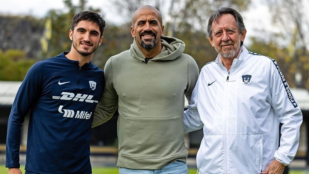 Bruja Verón visitó la casa club de Pumas