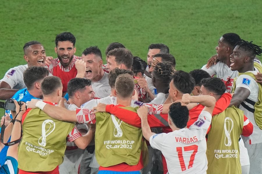 Selección de Suiza celebrando su pase a Octavos de Final 