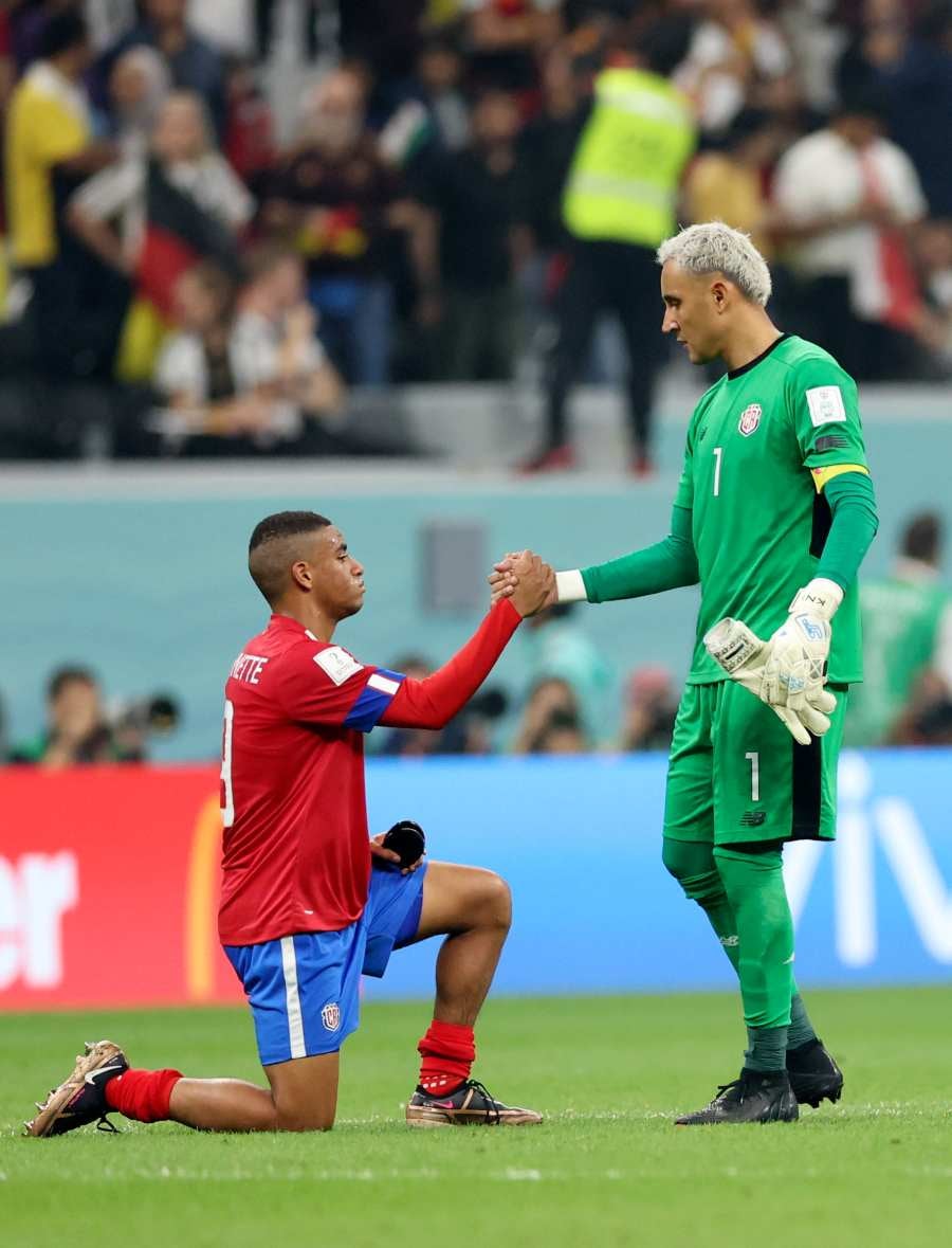 Keylor Navas hablando con sus compañeros después de la eliminación