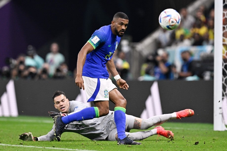 Gleison Bremer en el duelo ante Camerún