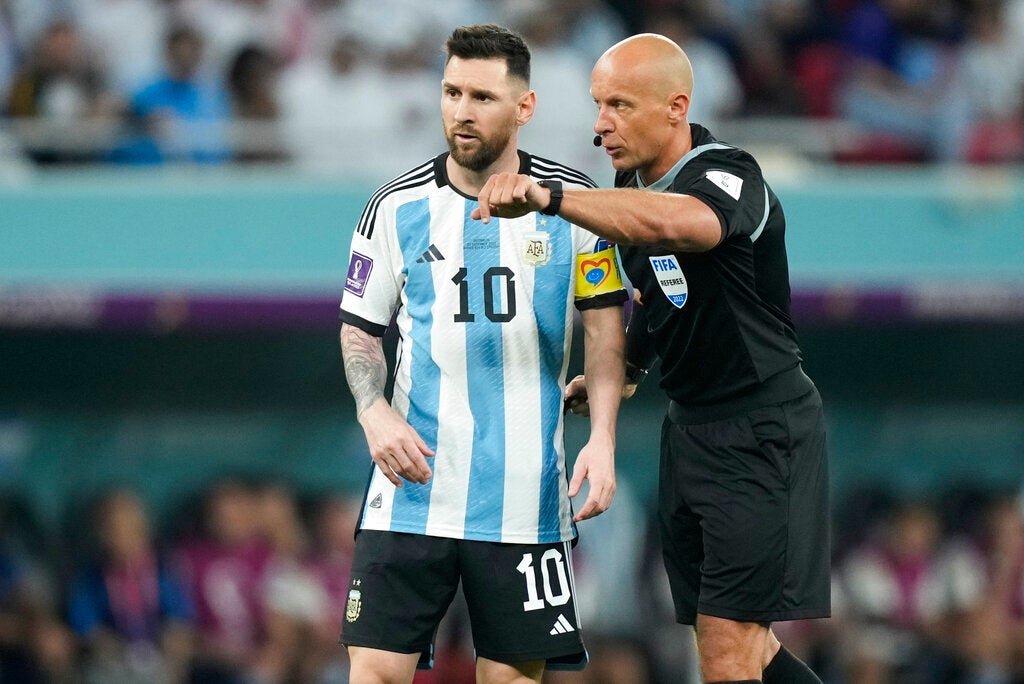 Lionel Messi charla con el árbitro 